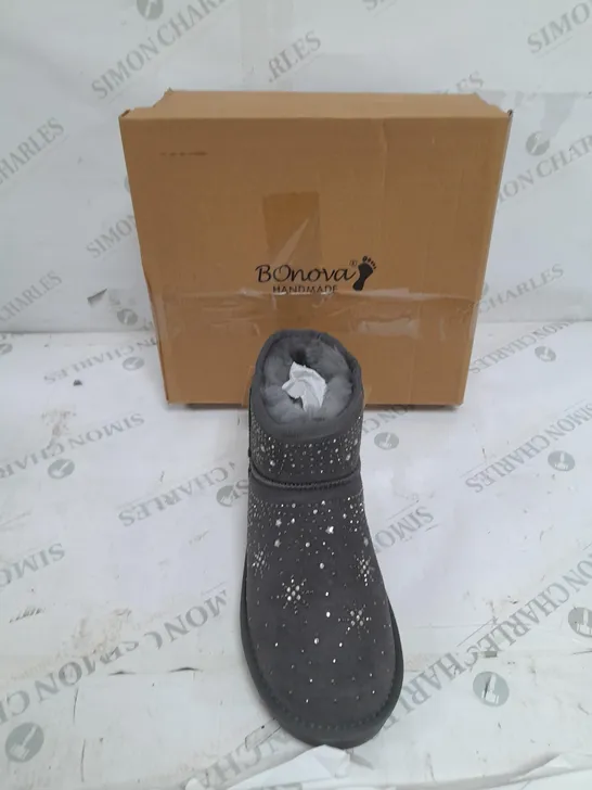 BOXED BONOVA GREY STAR SLIPPERS SIZE 7 