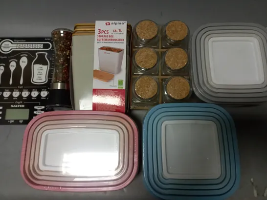 LOT OF 8 ASSORTED AS NEW COOKWARE ITEMS TO INCLUDE STORAGE TUBS, SQUARE GLASS JARS AND COCKTAIL MIXING SET