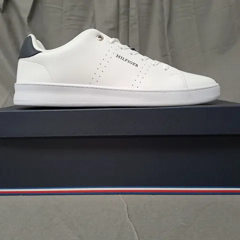 BOXED PAIR OF TOMMY HILFIGER SHOES IN WHITE UK SIZE 9