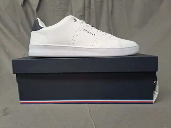 BOXED PAIR OF TOMMY HILFIGER SHOES IN WHITE UK SIZE 9