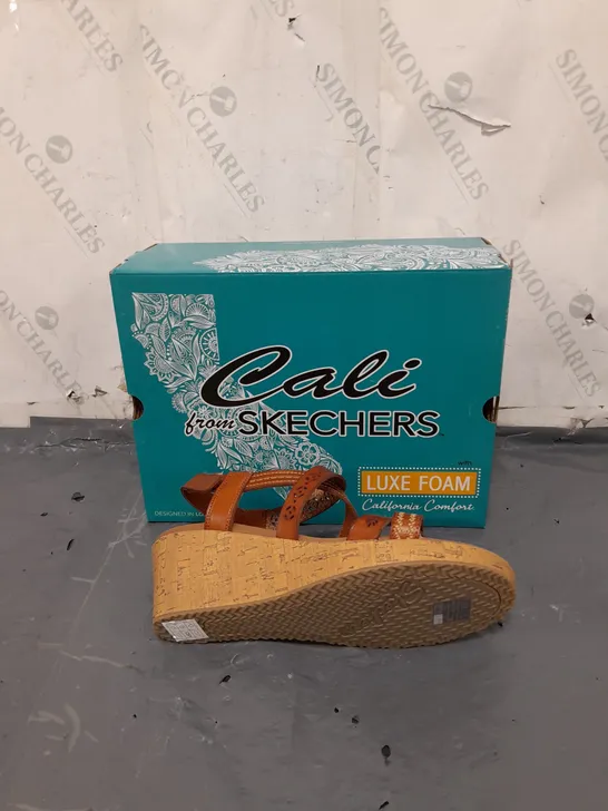 SKETCHERS CALI WOMENS SIZE 10 WEDGE HEEL SANDALS 