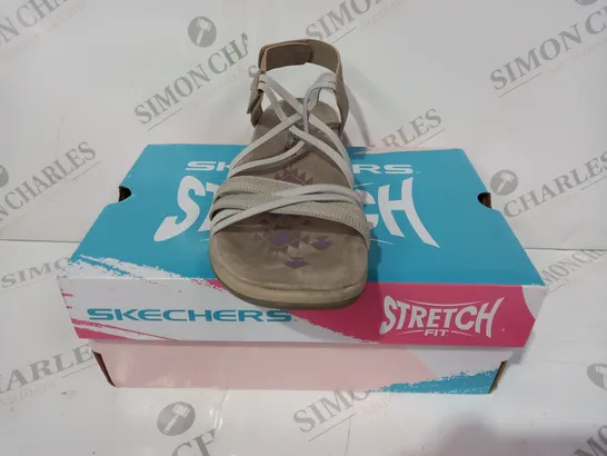 BOXED PAIR OF SKECHERS REGGAE SLIM OPEN TOE SANDALS IN TAUPE UK SIZE 3