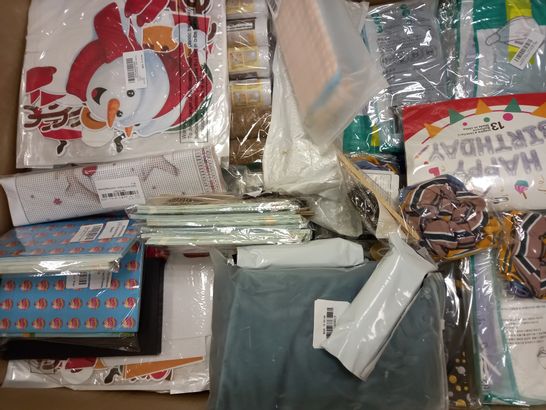 BOX OF ASSORTED ITEMS TO INCLUDE DOKEHOM GREY STRIPE STORAGE, LAPTOP CASES, CERAMIC MUGS, CHEESE GRATERS, TOOL SET FOR PLANTING FLOWERS AND SEEDS. ETC  
