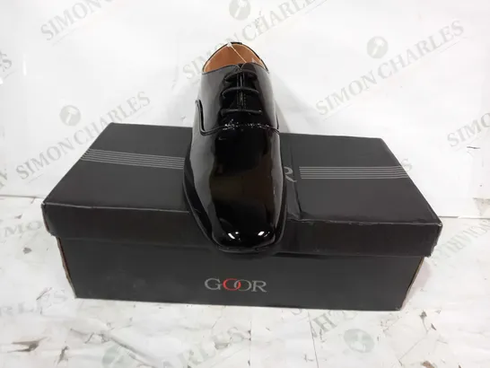 BOXED PAIR OF GOOR LEATHER LACE UP SHOES IN GLOSSY BLACK SIZE 3