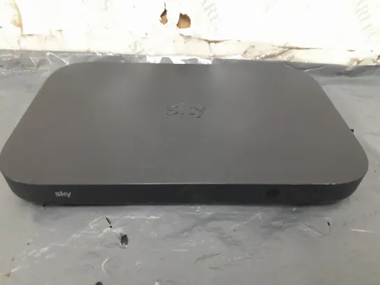 SKY Q BOX - ES130