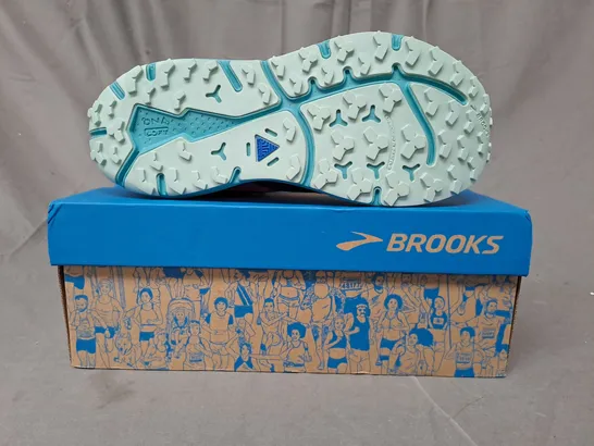 BOXED PAIR OF BROOKS TRAIL DIVIDE 3 SHOES IN BLACK/CYAN/PINK UK SIZE 6.5