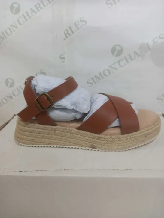 BOXED PAIR OF BEN DE LISI PALMA LEATHER SANDALS IN TAN SIZE 4