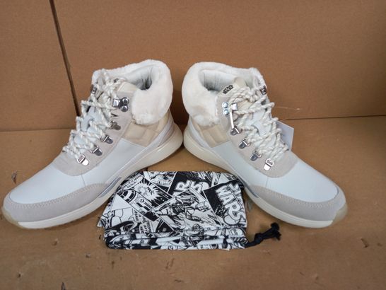 BOXED PAIR OF DESIGNER STAR WARS THEMED SHOES IN WHITE/BEIGE UK SIZE 5.5