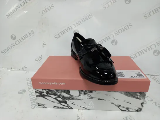 BOXED PAIR OF MODA IN PELLE IN BLACK SIZE 4