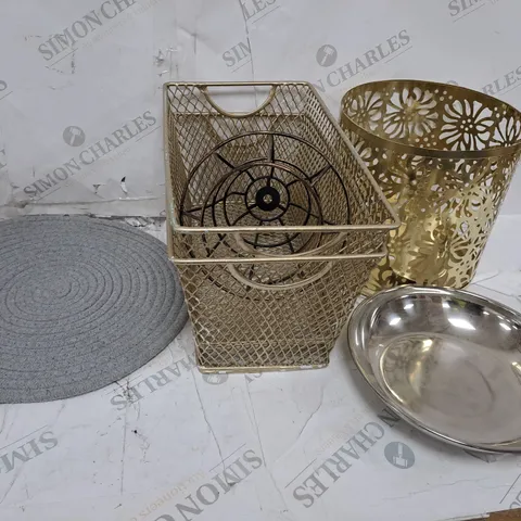 BOXED HOUSEHOLD ITEMS TOO INCLUDE STORAGE UNITS , PLACE MATS AND BOWLS 