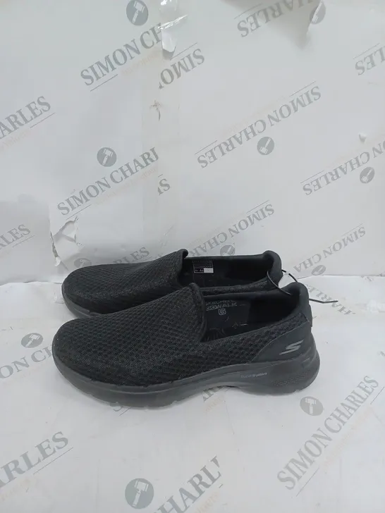 SKECHERS SLIP ON TRAINER IN BLACK  - SIZE 6