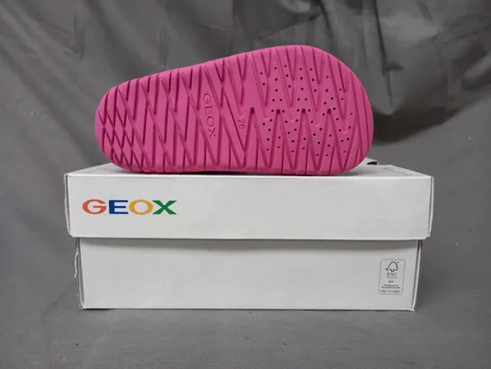 BOXED PAIR OF GEOX KIDS OPEN TOE SANDALS IN PINK UK SIZE 8.5