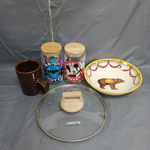 APPROXIMATELY 17 KITCHENWARE ITEMS TO INCLUDE PLATES, MUGS AND DISNEY COFFEE JARS