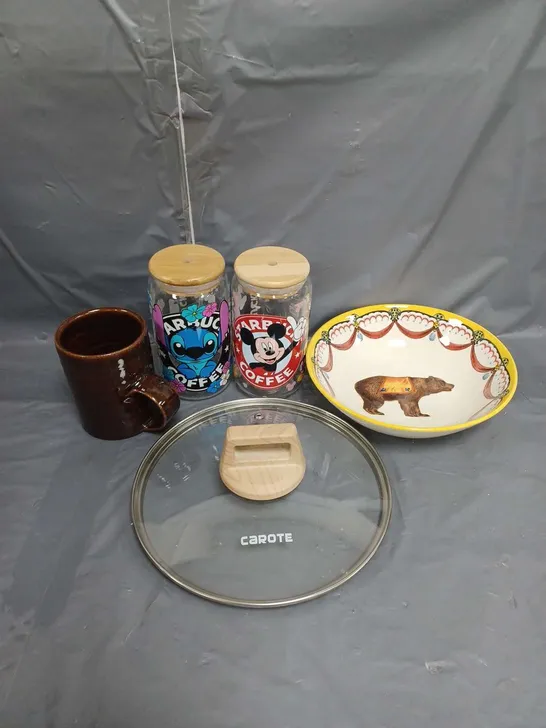 APPROXIMATELY 17 KITCHENWARE ITEMS TO INCLUDE PLATES, MUGS AND DISNEY COFFEE JARS