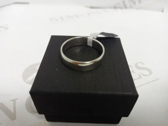 9CT WHITE GOLD D SHAPE WEDDING BAND SIZE X RRP £199