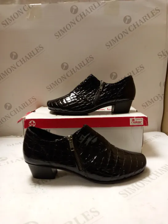 BOXED PAIR RIEKER SHOE BOOTS IN BLACK PATENT CROCODILE SKIN-EFFECT, UK SIZE 5