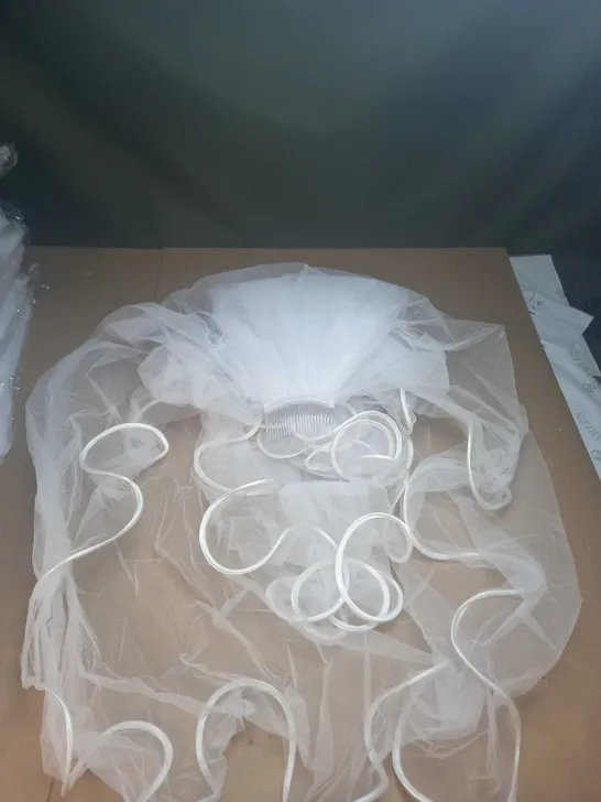 100CM WHITE CURLY EDGE VEIL