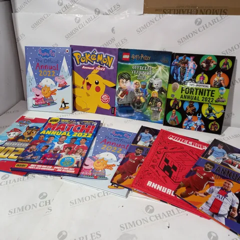 BOX OF APPROXIMATELY 10 ASSORTED ANNUALS INCLUDING MINECRAFT 2022, FORTNITE 2022 AND HARRY POTTER 2022