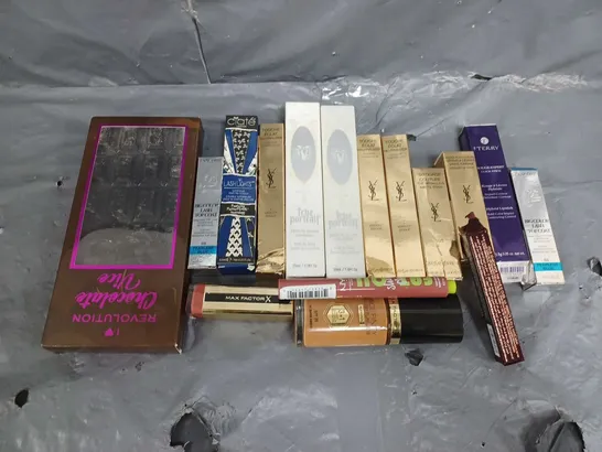 APPROXIMATELY 16 ASSORTED MAKEUP ITEMS TO INCLUDE YSL VINYL CREAMY LIP SATIN 418 (5.5ml), TERRY ROUGE-EXPERT CLICK STICK (1.5g), REVOLUTION CHOCOLATE VICE PALETTE, ETC