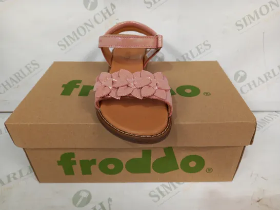 BOXED PAIR OF FRODDO OPEN TOE SANDALS IN PINK W. FLOWER DETAIL EU SIZE 35