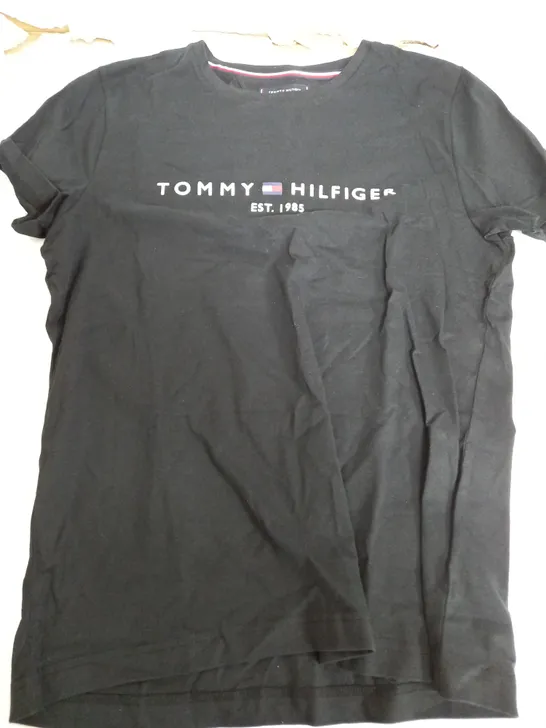 TOMMY HILFIGER BLACK T-SHIRT- MEDIUM