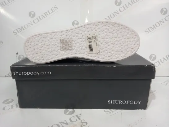 BOXED PAIR OF SHUROPODY SHOES IN WHITE UK SIZE 4