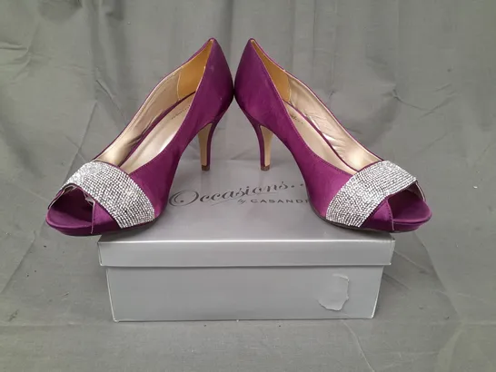 BOX OF APPROXIMATELY 12 PAIRS OF OCCASIONS BY CASANDRA PEEP TOE HIGH HEEL SHOES IN PURPLE W. JEWEL EFFECT - VARIOUS SIZES