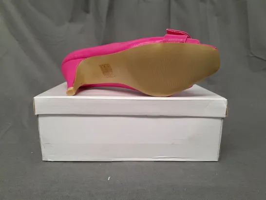 BOXED PAIR OF DESIGNER OPEN TOE MID HEELED SHOES IN FUCHSIA EU SIZE 38