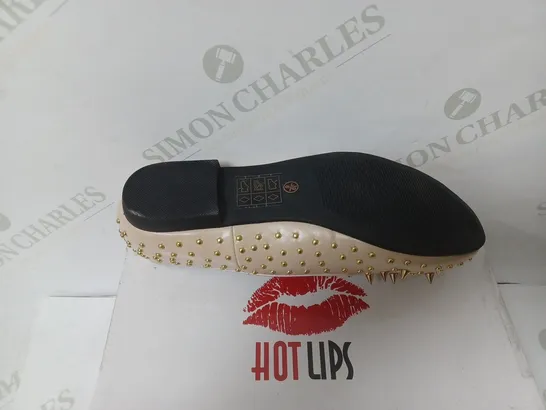 BOXED PAIR OF HOT LIPS SLIP ON SHOES IN NUDE SIZE 6