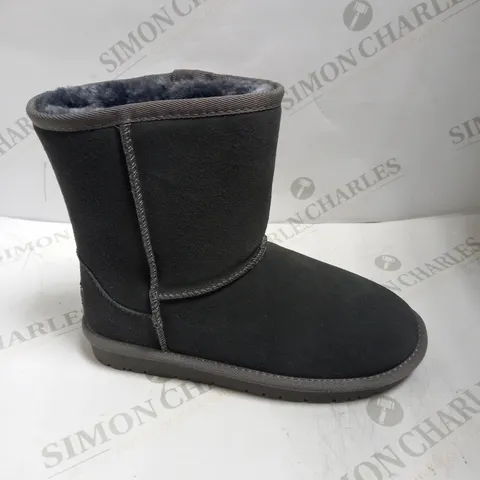 PAIR OF GREY UGG BOOTS, UK 4