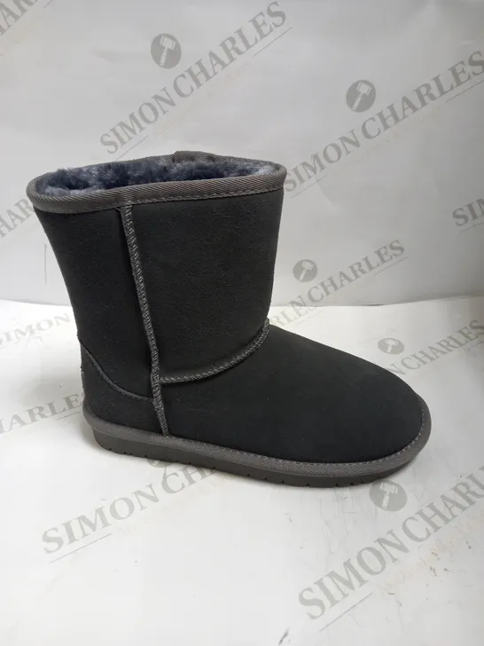 PAIR OF GREY UGG BOOTS, UK 4