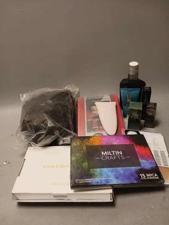 BOX OF APPROXIMATELY 8 COSMETIC ITEMS TO INCLUDE - ESTRID SILICONE RAZOR CASE - MILTIN CRAFTS MICA POWDER - ON THE ROCKS CLARIFYING CHARCOAL SHAMPOO - ETC 