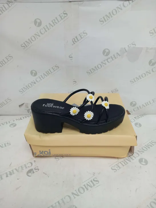 BOXED PAIR OF KOI FOOTWEAR BLOOMING DAISY STRAPPY SLIDERS IN BLACK - SIZE 5