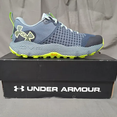 BOXED PAIR OF UNDER ARMOUR HOVA DS RIDGE TRAIL SHOES IN BLUE/NAVY/LIME UK SIZE 7.5