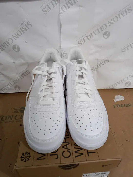 BOXED PAIR NIKE COURT VISON WHITE TRAINERS SIZE 8