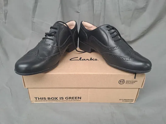 BOXED PAIR OF HAMBLE OAK LACE UP SHOES IN BLACK UK SIZE 8