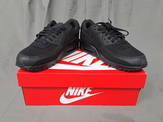 BOXED PAIR OF NIKE AIR MAX 90 SHOES IN BLACK UK SIZE 8