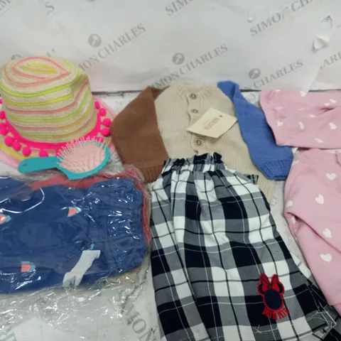 LOT OF CHILDRENS CLOTHES APPROXIMATELY 30 TO INCLUDE SUNHAT, MATCHING SETS, BACKPACK ETC