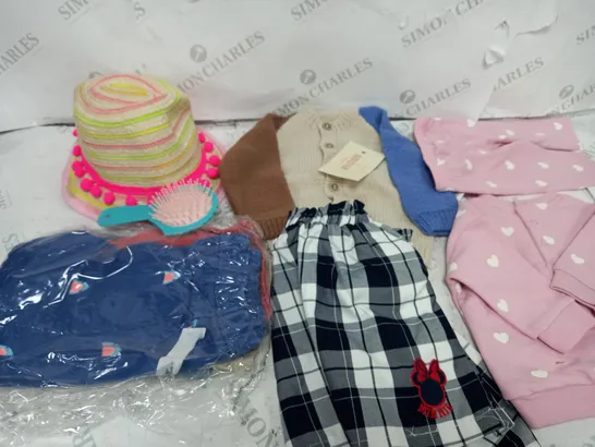 LOT OF CHILDRENS CLOTHES APPROXIMATELY 30 TO INCLUDE SUNHAT, MATCHING SETS, BACKPACK ETC