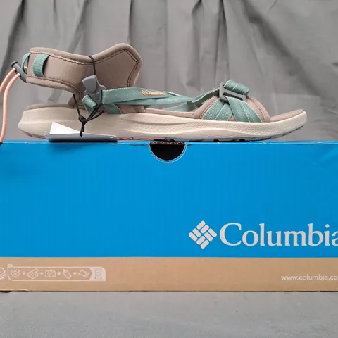 BOXED PAIR OF COLUMBIA OPEN TOE SANDALS IN FUNGI/AQUA UK SIZE 9