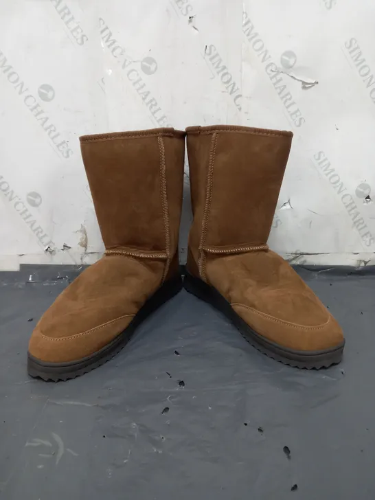 BOXED PAIR OF EMU AUSTRALIA ANKLE BOOTS IN CAMEL SIZE 7