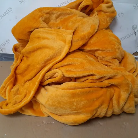 COZEE HOME FAMILY OVERIZE VELVETSOFT THROW - SAFFRON