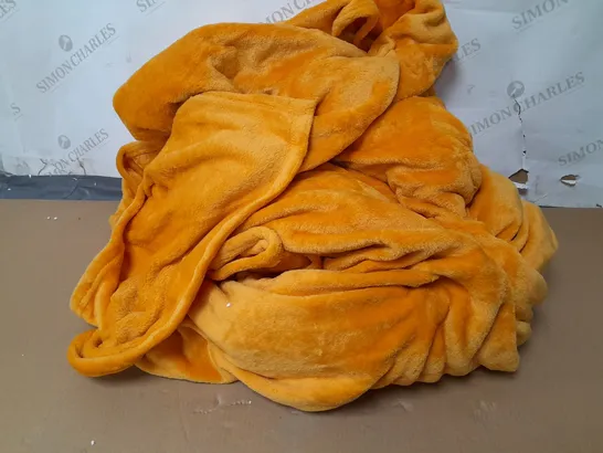 COZEE HOME FAMILY OVERIZE VELVETSOFT THROW - SAFFRON