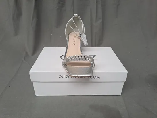 BOXED PAIR OF QUIZ OPEN-TOE BLOCK HEEL SANDALS IN METALLIC SILVER W. JEWEL EFFECT SIZE 5