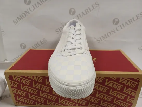 BOXED PAIR OF VANS WARD TRAIN CHECKERED WHITE TRAINERS - SIZE 8 