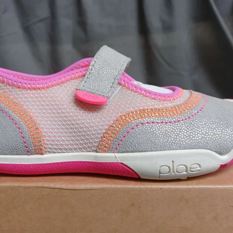 BOXED PLAE KIDS EMME TRAINERS IN SILVER/PINK - UK 11