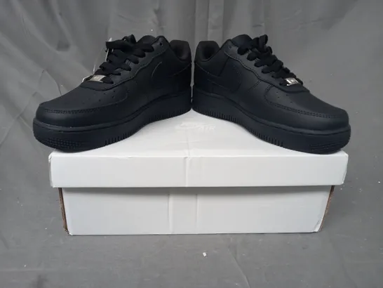 BOXED PAIR OF NIKE AIR FORCE 1 '07 SHOES IN BLACK UK SIZE 3