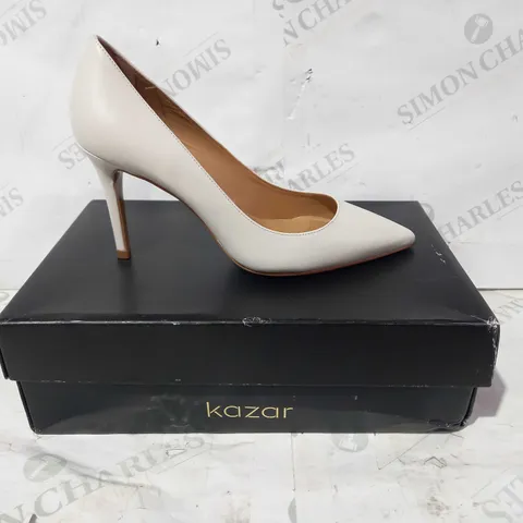 BOXED PAIR OF KAZAR CLOSED TOE HEELS IN WHITE EU SIZE 37