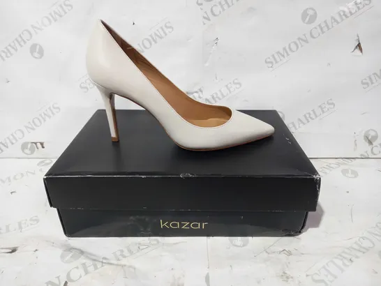 BOXED PAIR OF KAZAR CLOSED TOE HEELS IN WHITE EU SIZE 37