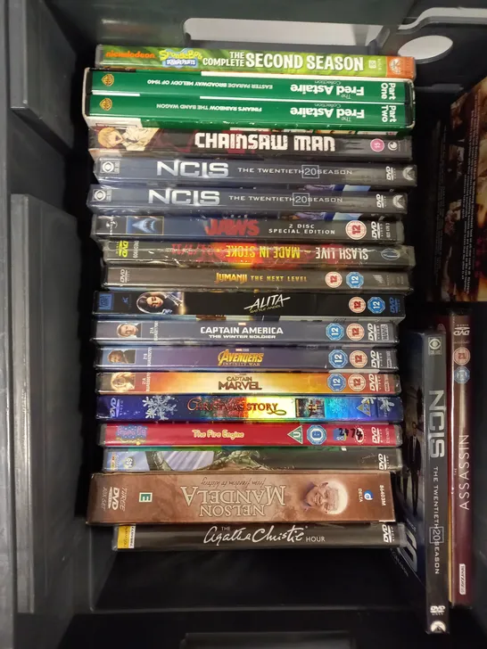 APPROXIMATELY 25 ASSORTED DVD FILMS/BOX SETS TO INCLUDE CHICKEN RUN, OPPENHEIMER, BACK TO THE FUTURE ETC 